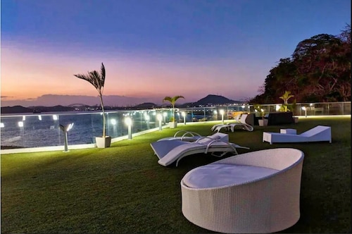 PANAMA CANAL & PANAMA CITY - FULL OCEANFRONT APARTMENT