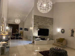 Interior - Luxuriously furnished modern home with open-plan design. Tema Spintex (Tema)