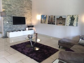 Smart TV, libros y estéreo