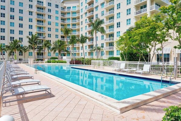 Pool - One bedroom apt just 1 mile to the beach with pool, gym, and playroom! (Boynton Beach)