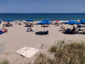 Beach umbrellas - One bedroom apt just 1 mile to the beach with pool, gym, and playroom! (Boynton Beach)