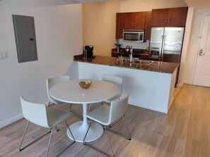 Dining - One bedroom apt just 1 mile to the beach with pool, gym, and playroom! (Boynton Beach)