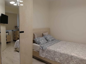 Ropa de cama hipoalergénica y caja de seguridad en la habitación 