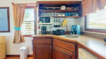 Refrigerador, microondas, placa de cocina, cafetera/tetera
