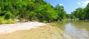 Casa frente al río en River Road