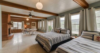 Riverfront-talo joen tiellä