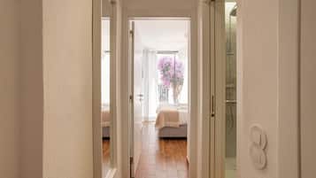 6 bedrooms, desk, iron/ironing board, travel crib