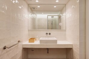 Shower, hair dryer, bidet, towels