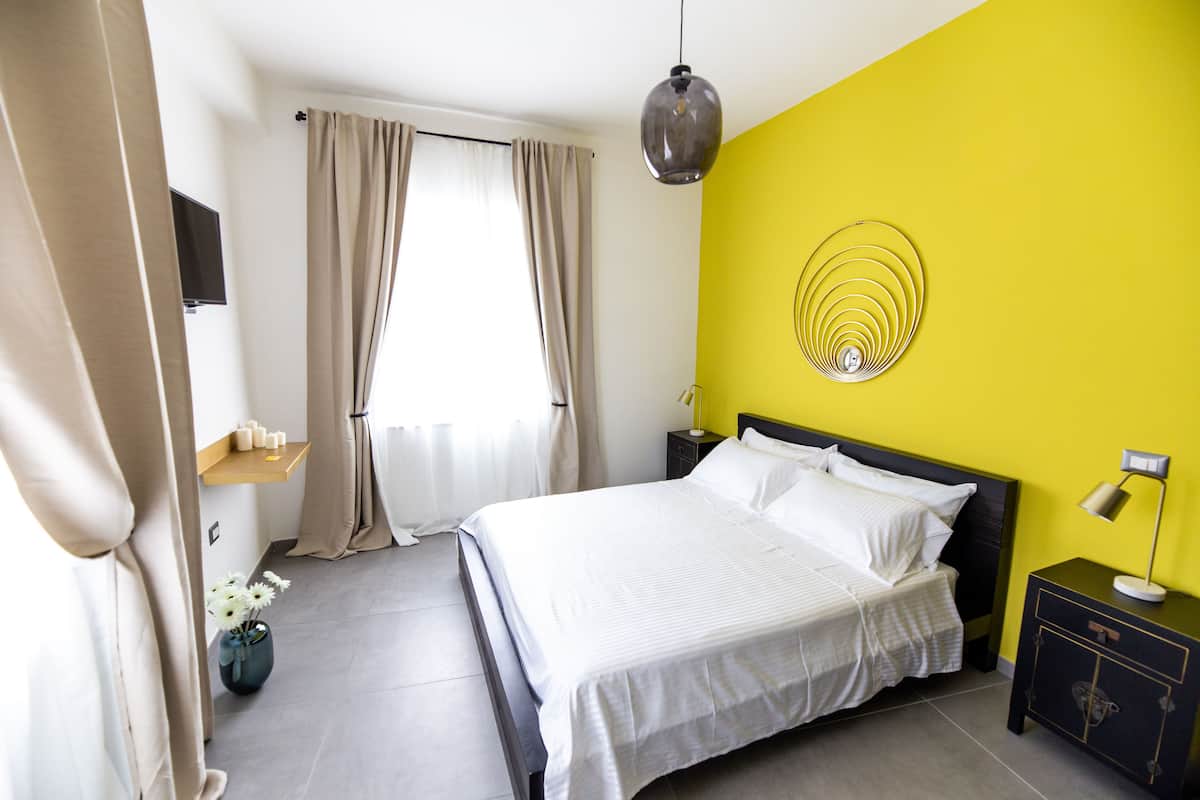 Exclusive Double Room, Jetted Tub (Yellow)
