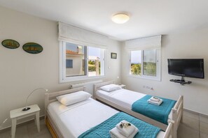 Vila, 5 quartos, piscina particular | 5 quartos, escrivaninha, ferros/tábuas de passar roupa