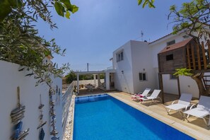 Seasonal outdoor pool, pool umbrellas, sun loungers - Protaras Villa Serifos By The Sea (Paralimni)