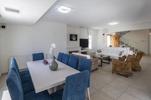 Vila, 5 quartos, piscina particular | Opções para refeição no quarto