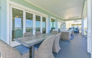 Outdoor dining - This house is a 5 bedroom(s), 5.5 bathrooms, located in Galveston Texas, TX. (Galveston)