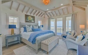 5 bedrooms, iron/ironing board, free WiFi, bed sheets - This house is a 5 bedroom(s), 5.5 bathrooms, located in Galveston Texas, TX. (Galveston)