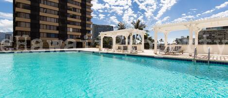 Una piscina al aire libre