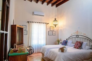 2 bedrooms, iron/ironing board, WiFi, bed sheets - Downtown, historic house, private Pool (Zona Central)