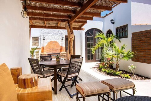 Downtown, historic house, private Pool