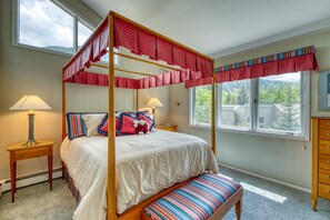 4 bedrooms, iron/ironing board, WiFi, bed sheets