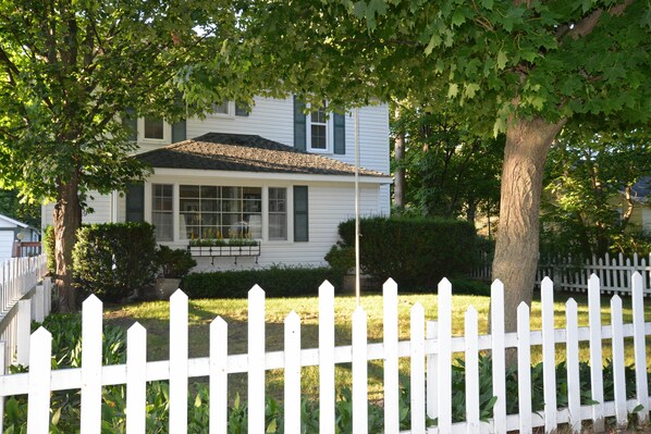 Property grounds - Harbor Springs Getaway (Harbor Springs)