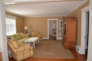 Living area - Harbor Springs Getaway (Harbor Springs)