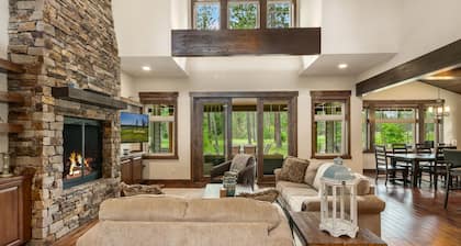 Upea arvo 17. t-lla! Sunnyside Lodge | Kylpytynnyri | Pelihuone