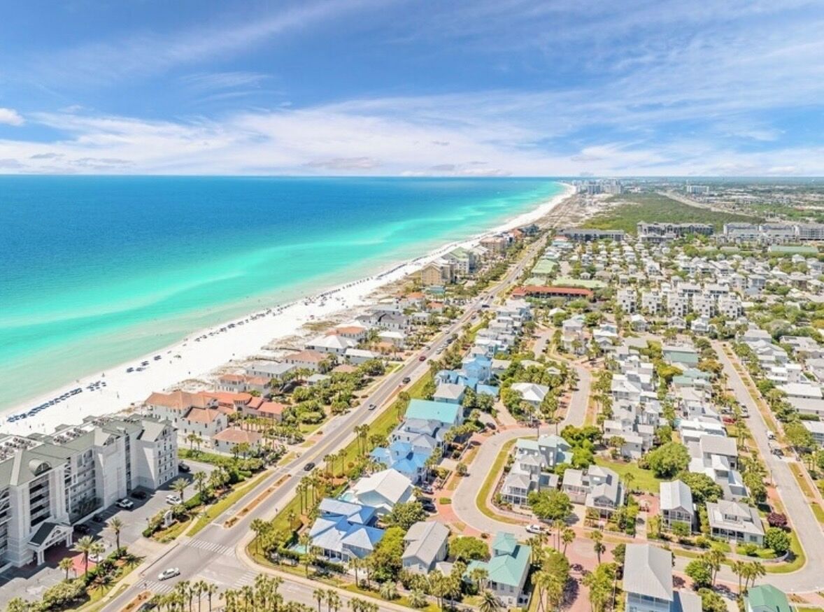 Playa en los alrededores, camastros y toallas de playa 