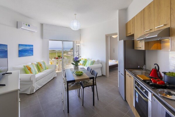 Apartamento, 2 quartos | Área de estar | TV de tela plana