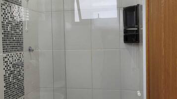 Chuveiro, produtos de toalete grátis, secador de cabelo