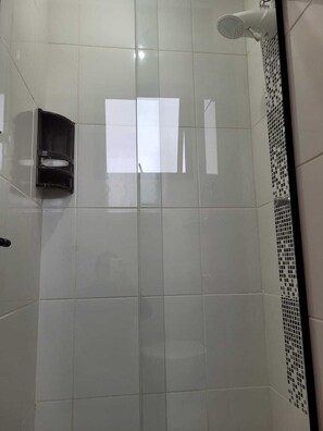 Ducha, artículos de higiene personal gratuitos y secador de pelo