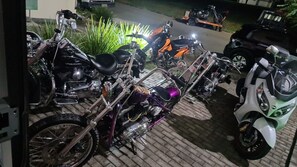 Een rij motorfietsen op een verharde ondergrond.