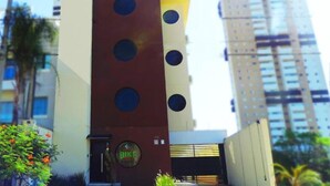 Ein modernes Gebäude mit einzigartigem architektonischen Design, das sich durch runde Fenster und ein markantes, vertikales Element auszeichnet.