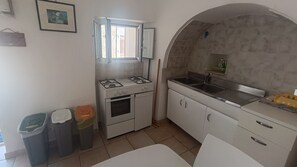 ثلاجة، فرن، موقد طهي مسطح، ماكينة لصنع القهوة/الشاي