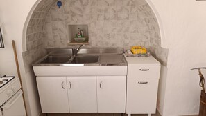 Réfrigérateur, four, plaque de cuisson, cafetière/bouilloire
