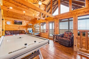 Game room - Breathtaking View, WIFI,HotTub,Smart TV,Theater, Game Room, Pool,Close to D’wood (Sevierville)
