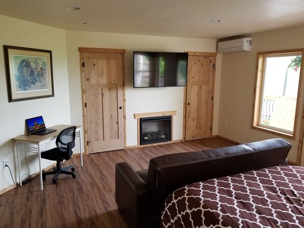 1 bedroom, desk, iron/ironing board, free WiFi - Fort Wrangell, Orca Room (Wrangell)