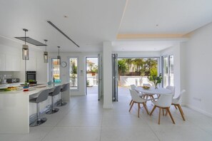 ヴィラ 3 ベッドルーム プライベートプール | 客室内のダイニングエリア