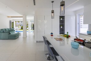 Vila, 3 quartos, piscina particular | Cozinha privada | Geladeira grande, micro-ondas, fogão, cooktop