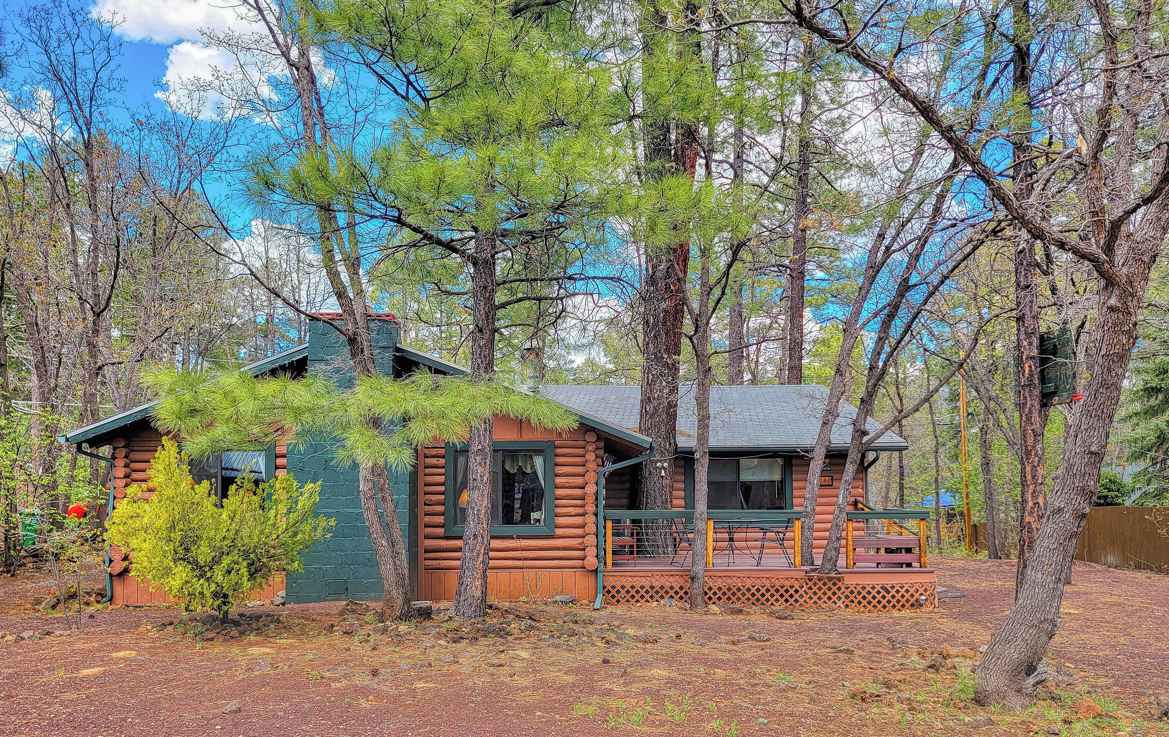 The Ohana Lodge - Rustic Cabin in Pinetop Country Club w/Deck, BBQ & B-Ball
