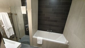 Luxury Townhome | Bathroom | Separate bathtub and shower, deep-soaking bathtub, free toiletries - Luxury London. O2 Greenwich sleeps 8-10 (London)