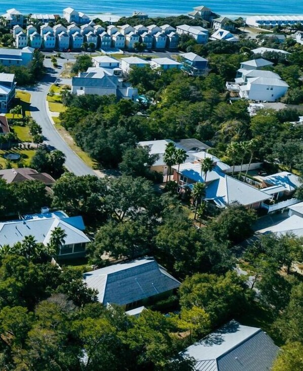 Un quartier résidentiel situé sur la côte, où les maisons se distinguent par leurs toits à pignons et présentent un mélange d’architecture moderne et traditionnelle.