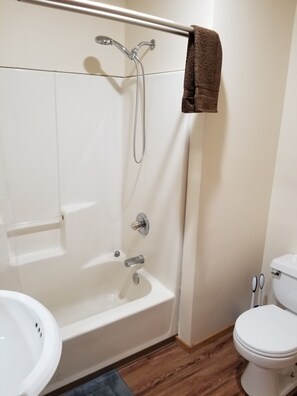 Combinazione doccia/vasca, asciugacapelli, asciugamani, sapone