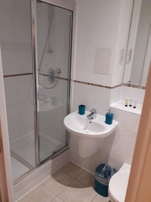 Free toiletries, hair dryer, towels - Stylish Rooms with ensuites (Luton)