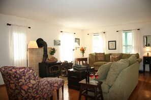 Téléviseur, lecteur de DVD, livres, chaîne audio