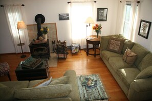 TV, DVD player, books, stereo