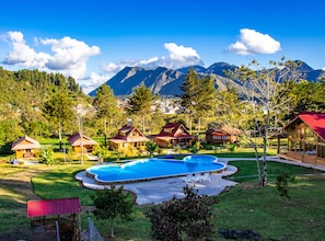 Una piscina al aire libre