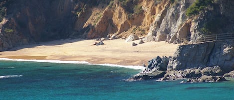 Una spiaggia nelle vicinanze