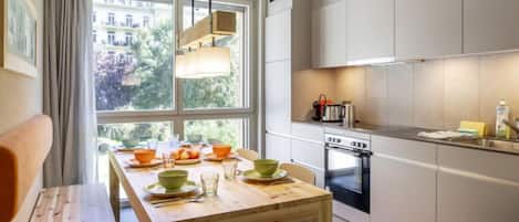 Fridge, oven, dishwasher, cookware/dishes/utensils