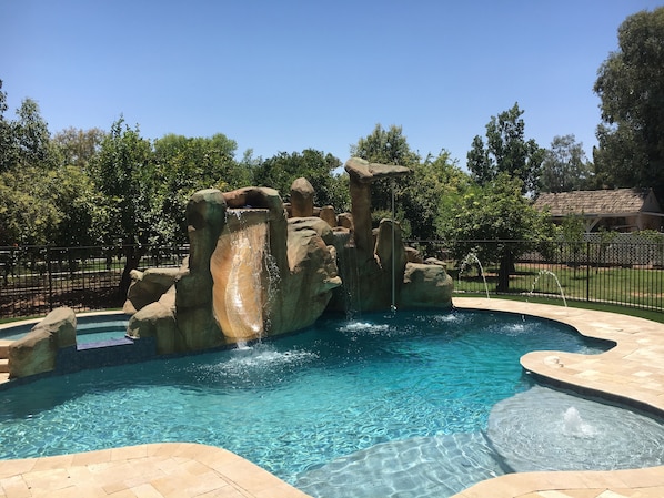 Piscina all'aperto, una piscina riscaldata