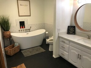 Badewanne, Haartrockner, Bidet, Handtücher