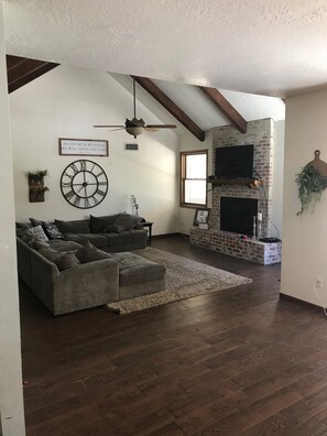 Smart TV, fireplace, DVD player, table tennis
